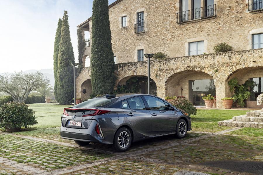  Toyota Prius Plug-in Hybrid 2016 года  (фото 16 из 187)